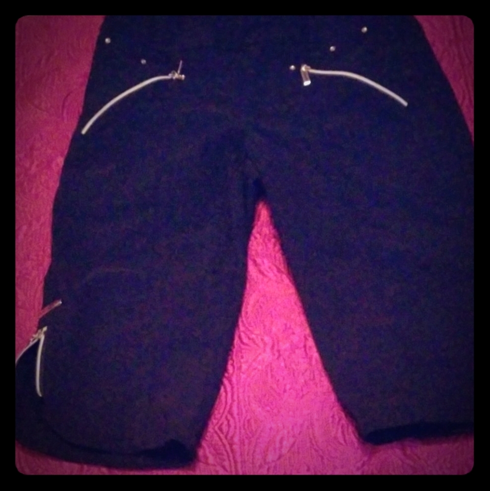 Black capris